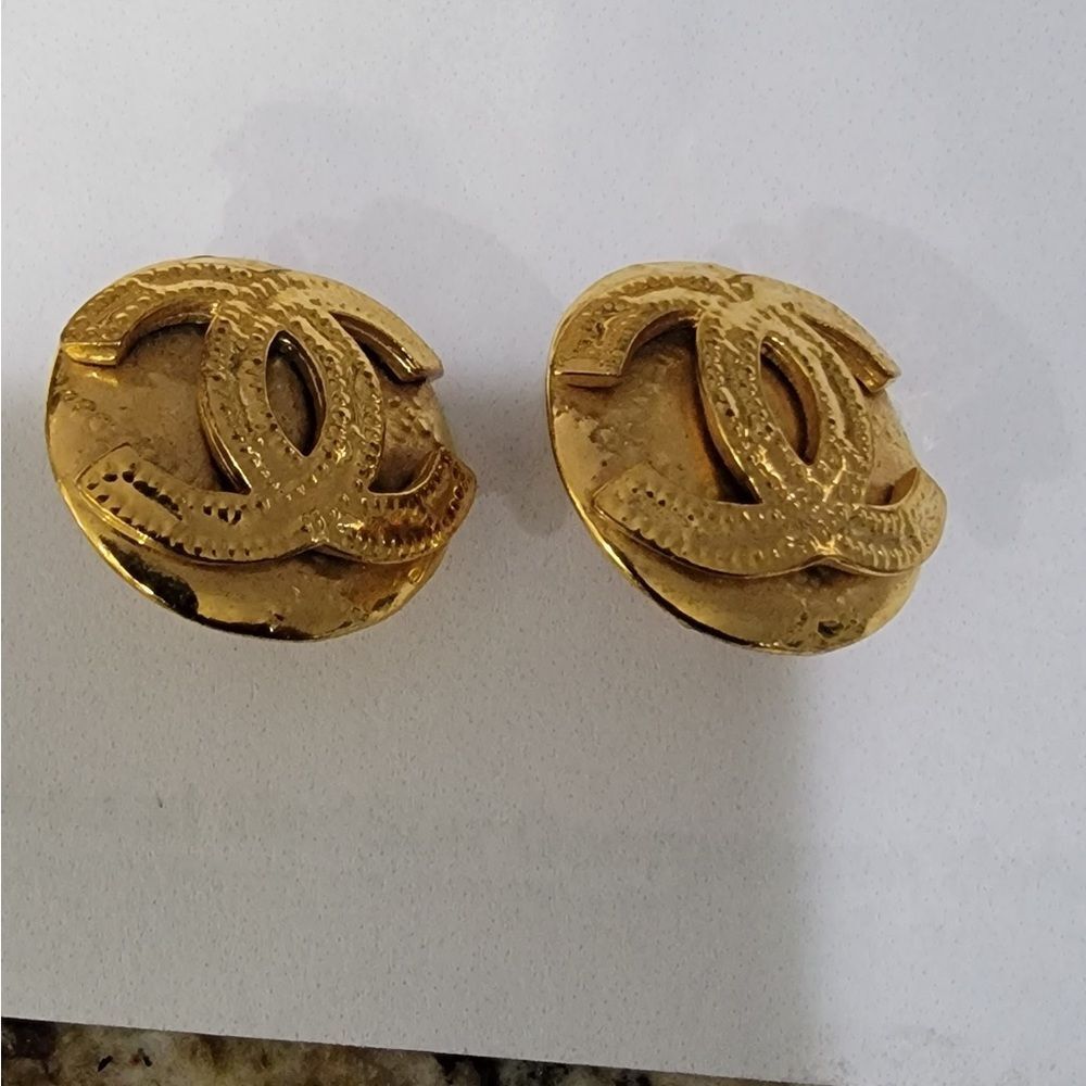 Chanel vintage raised quilted round earrings - Picture 2 of 3